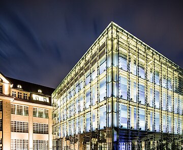 Das ZKM | Zentrum für Kunst und Medien leuchtet bei Nacht Das ZKM | Zentrum für Kunst und Medien leuchtet bei Nacht