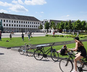 Schloßplatz belebt Schloßplatz belebt