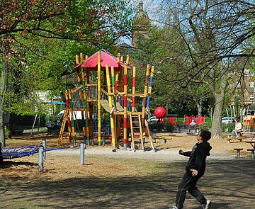 Spielplatz Mühlburger Feld Junge mit Ball auf einem Spielplatz