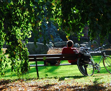 Nymphengarten Älterer Herr auf einer Parkbank