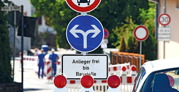 Baustellenmanagement Die Abbildung zeigt Verkehrsschilder.