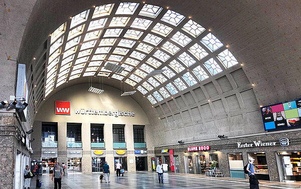 Hauptbahnhof Karlsruhe Das Foto zeigt einen Innenbereich des Hauptbahnhofs Karlsruhe