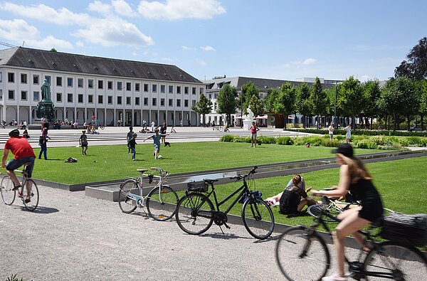 Schloßplatz belebt
