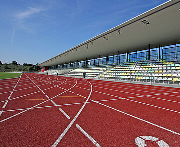 Stadion SVK Beiertheim Blick von der Tartanbahn zur überdachten Tribüne.