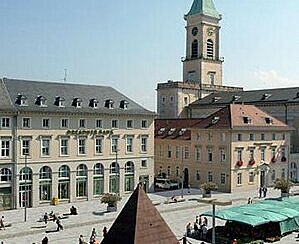 Die Headline von Alphabetdorf Visualisierung Marktplatz Karlsruhe