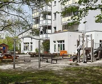 Kita Ellmendinger Straße Gebäudeansicht Kita Ellmendinger Straße mit Spielplatz im Vordergrund