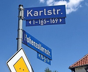 Straßenbenennung Straßennamenschild der Karlstrasse