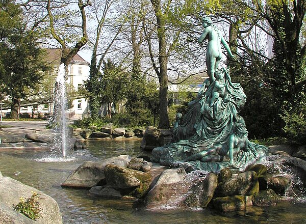 Nymphenbrunnen Das Bild zeigt die Bronzefigur der Nymphen am Brunnen des Nymphengartens.