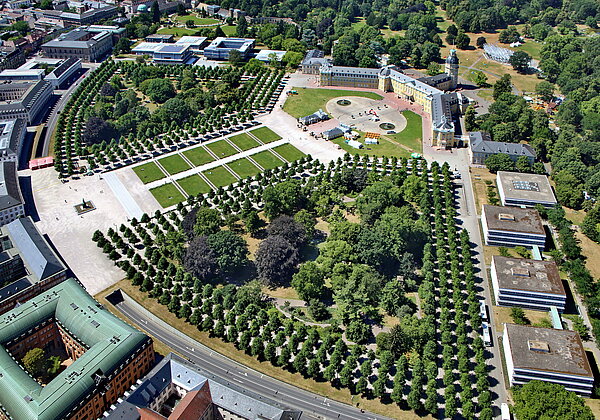 Schlossplatz Das Luftbild zeigt den Schlossplatz der Stadt Karlsruhe.