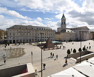 Blick über den Marktplatz der Stadt Karlsruhe