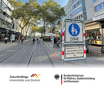 Kaiserstraße-im-Herbst-2022 Blick in die Kaiserstraße mit Logos des Bundesministerium für Wohnen, Stadtentwicklung und Bauwesen
