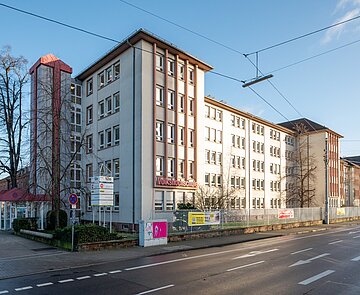 Bildungszentren Gebäudeansicht der Volkshochschule und des Internationalen Bildungszentrums  von außen