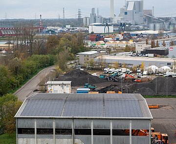 Photovoltaik Energieberg Auf der Umladestation des TSK befindet sich nun eine PV-Anlage.