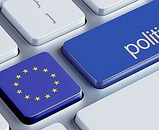 Europapolitik Abbildung PC-Tasten mit Europafahne und politics Schriftzug.