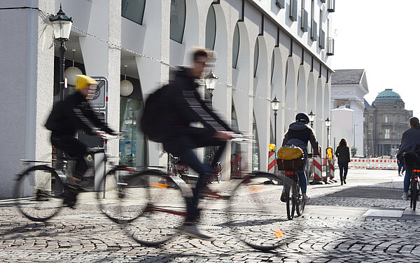 Fahrradstadt Fahrradstadt - Das Foto zeigt Radfahrende auf einer Fahrradstraße in Karlsruhe.