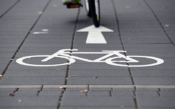 Sicheres Radfahren in Karlsruhe Das Foto zeigt einen Radweg.