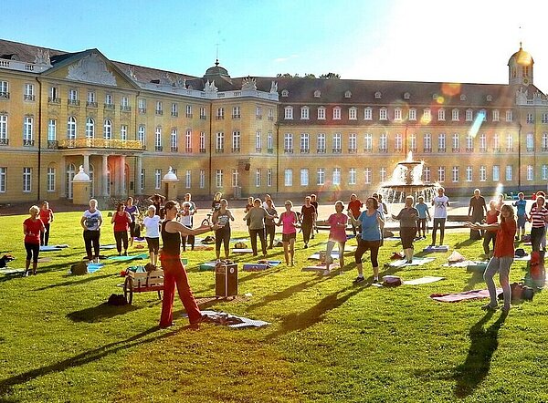 Frühsport_2016 Menschen beim Sport auf der Wiese vor dem Karlsruhe Schloss