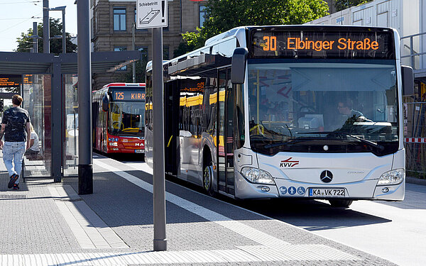 Mitnahme von E-Rollstühlen in Bussen Das Foto zeigt einen Bus als Symbolbild für die Mitnahme von E-Rollstühlen