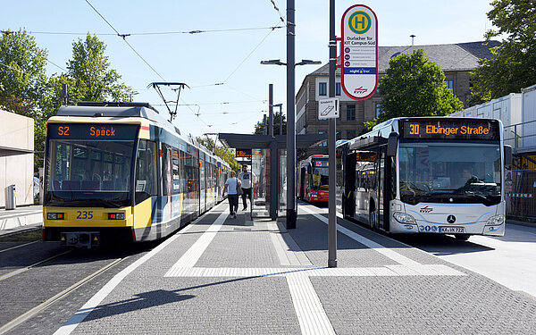 Haltestelle - Bus und Bahn Das Foto zeigt eine Haltestelle mit Bus und Bahn
