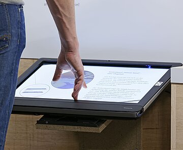Ausstellungsbild Abbildung eines Touchscreens in der Ausstellung