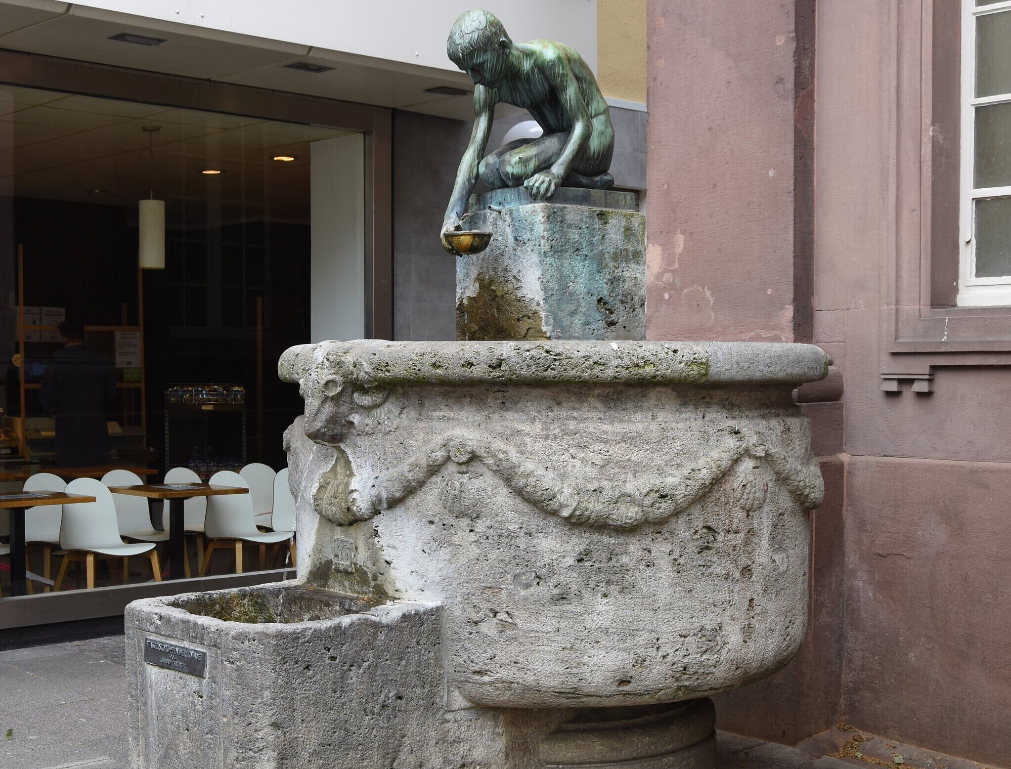Brunnen vor kleiner  Kirche Brunnen vor kleiner  Kirche