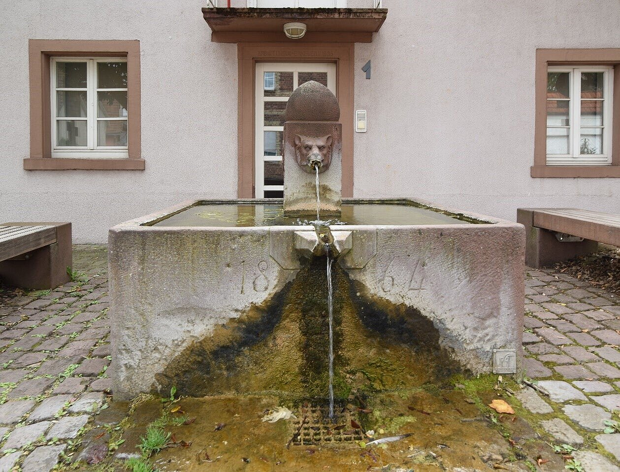 Wolfsbrunnen in der Rathausstraße Das Bild zeigt den Wolfsbrunnen in der Rathausstraße.