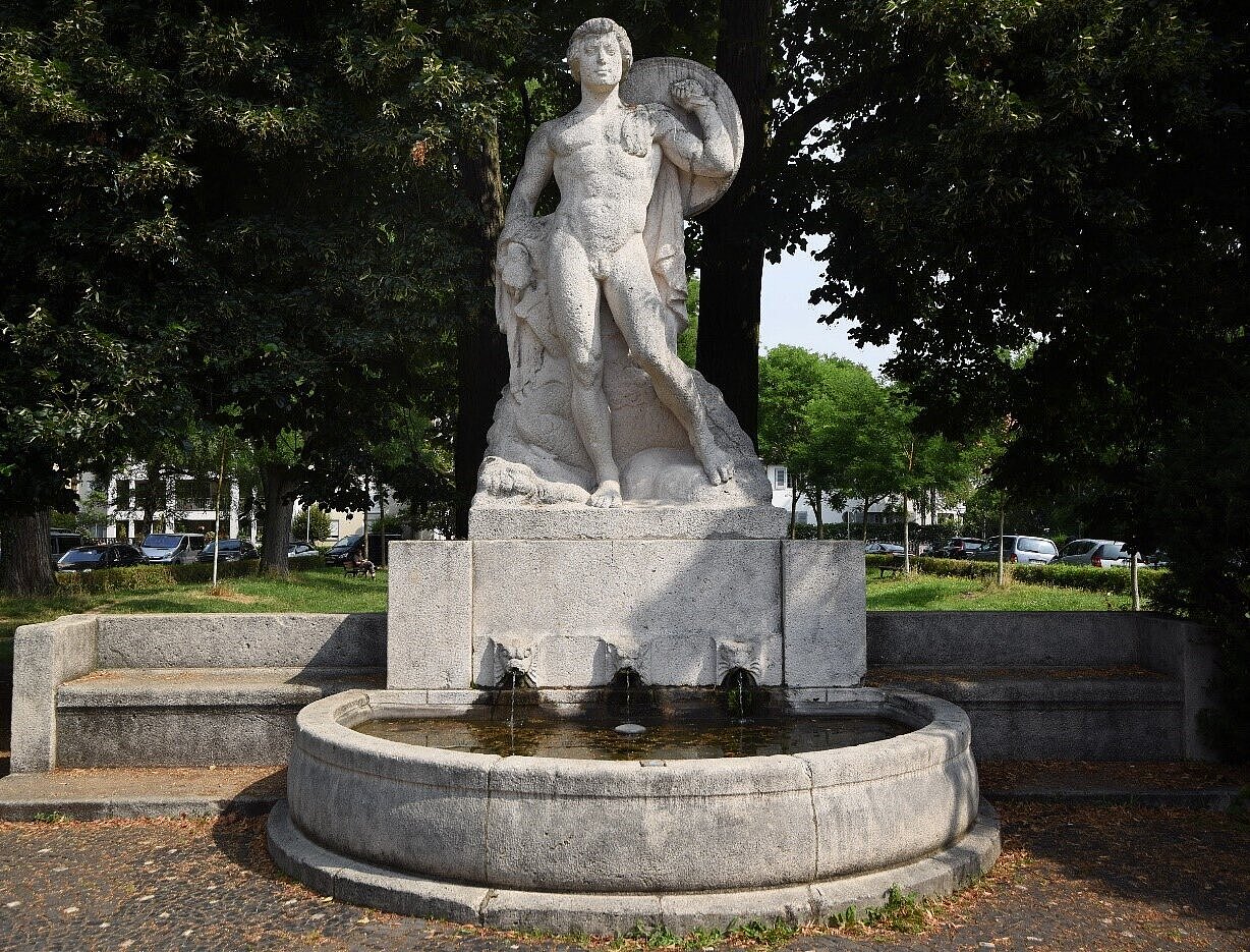 Siegfriedbrunnen am Richard-Wagner-Platz Das Bild zeigt den Siegfriedbrunnen am Richard-Wagner-Platz.