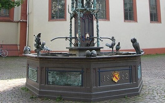 Marktbrunnen (Liebesbrunnen) in Durlach Das Bild zeigt den Marktbrunnen, auch Liebesbrunnen genannt, in Durlach.