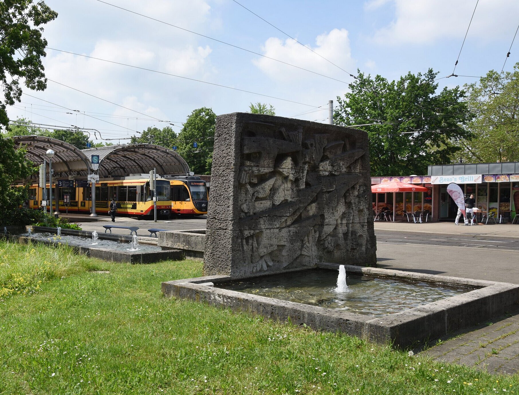 Brunnen Kleine Fontänen sprudeln im Brunnen am Albtalbahnhof.