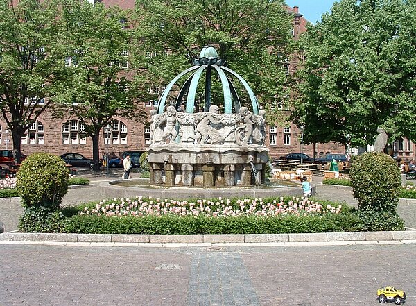 Krautkopfbrunnen auf dem Gutenbergplatz Das Bild zeigt den Krautkopfbrunnen auf dem Gutenbergplatz.