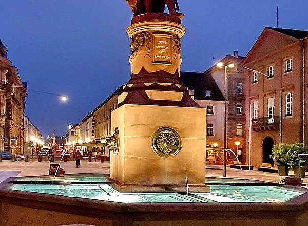 Ludwigbrunnen Marktplatz Das Bild zeigt das Großherzog-Ludwig-Denkmal auf dem Marktplatz.