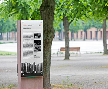 Erinnerungskultur Stele zur Bücherverbrennung auf dem westlichen Schlossplatz 2013