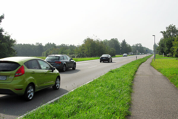 Motorisierter Verkehr Das Foto zeigt eine Straße mit Autos als Symbol für den Motorisierten Verkehr