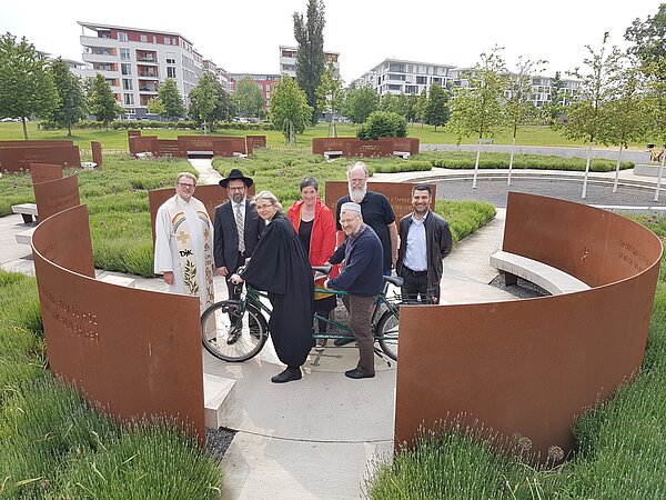 Garten der Religionen Das Foto zeigt den Garten der Religionen