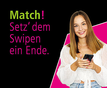 Ausbildung und Studium Junge Frau mit Mobiltelefon in der Hand