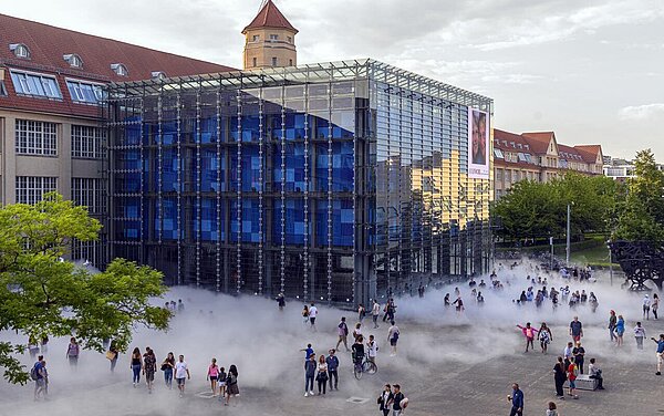 CLOUD WALK @ZKM. Fog Sculpture #10731 Menschen im Nebel auf dem ZKM-Vorplatz, Skulptur der Künstlerin Fujiko Nakaya
