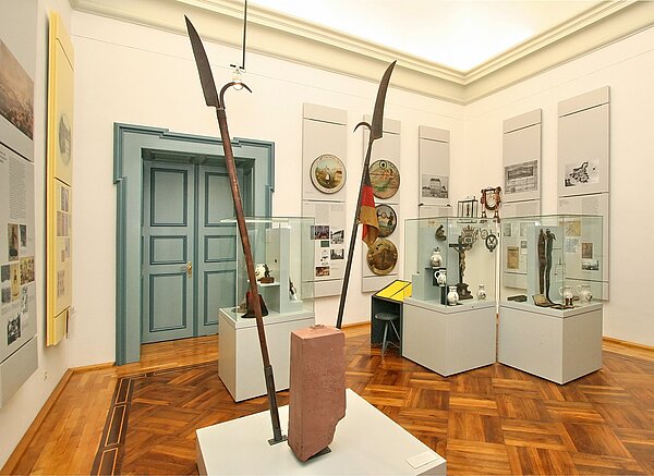 Pfinzgaumuseum8514-6.jpg Das Foto zeigt einen Raum der Dauerausstellung im Pfinzgaumuseum