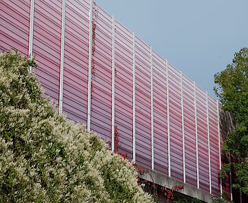 Schallschutzwand Schallschutzwand mit Grün bewachsen