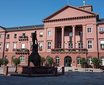 Rathaus Ludwigsbrunnen im Schatten vor dem Karlsruher Rathaus