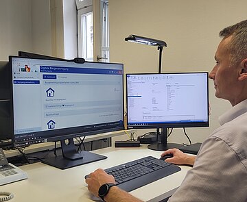 Digitaler Bauantrag Ein Mitarbeiter des Bauordnungsamtes beim Bearbeiten eines digitalen Bauantrags