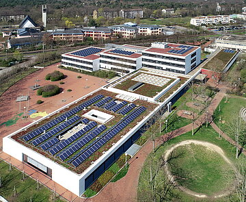 Photovoltaik- und Begrünungspflicht Photovoltaikanlage auf dem Otto-Hahn-Gymnasium erzeugt Strom für die Schule und zur Einspeisung in das öffentliche Stromnetz