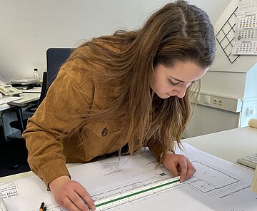 Junge Frau mit Plan