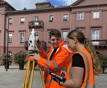 Vermessungstechniker vor dem Rathaus