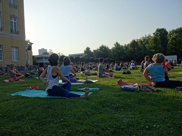 Yoga Frühsport im Park