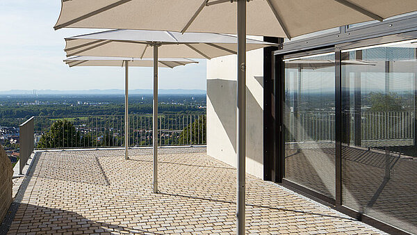Turmbergterrasse  Sonnenschirme vor der Turmbergterasse