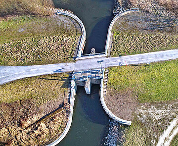 Das Bild zeigt eine Luftaufnahme der Albschleuse in Karlsruhe.