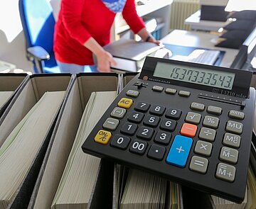 Symbolbild mit Taschenrechner