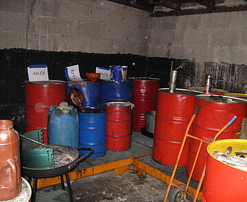 Das Bild steht thematisch für Altlasten, es zeigt ein Fasslager.