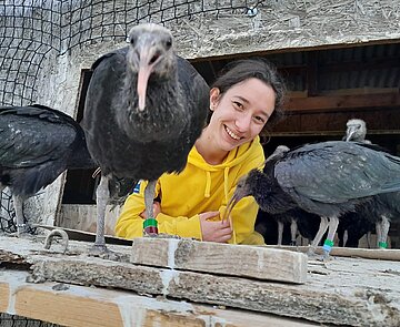 Lisa Kern zusammen mit ihren Waldrappen. 