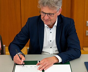 Oberbürgermeister Dr. Frank Mentrup unterzeichnet die Erklärung "Unsere Städte, unsere Stimmen"